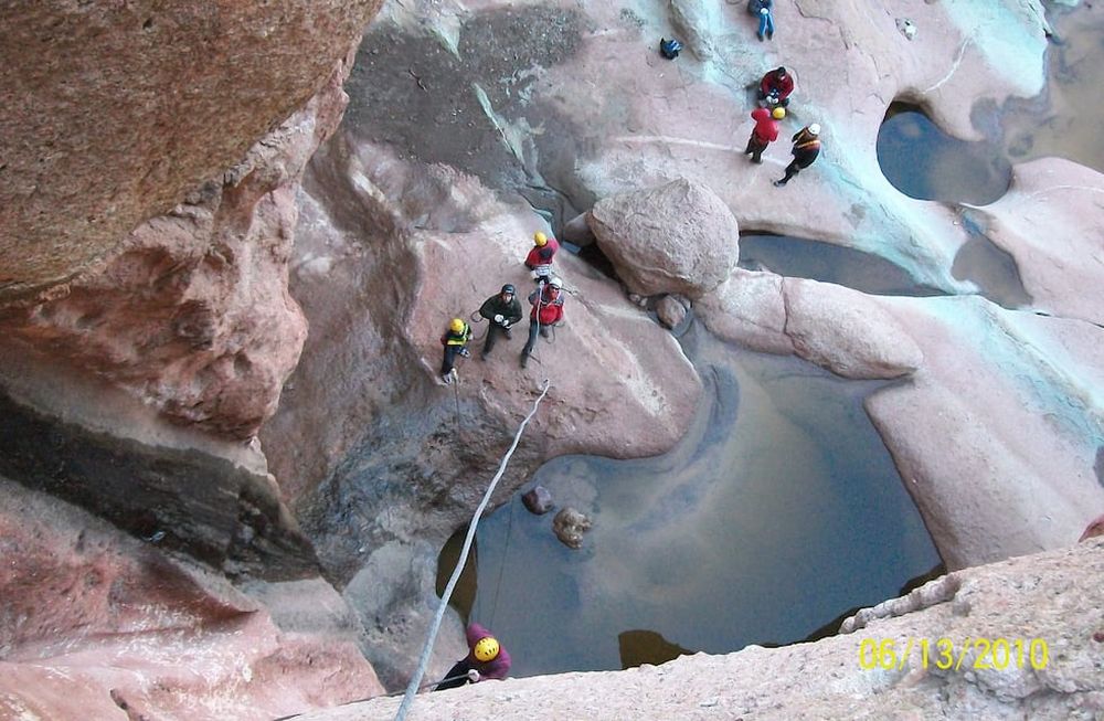 Descenso en rapel en el Cañón del Atuel. (Foto: San Rafael Turismo)
