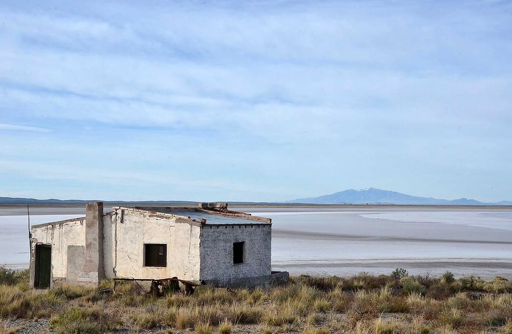 Vieja casa a orillas de las Salinas del Diamante, ubicada a 57 kilómetros de la ciudad de San Rafael. Proyectan que con el inicio de sus operaciones el yacimiento generará 400 empleos directos en la región / Foto Los Andes.