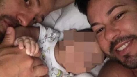 Una pareja gay recibió en adopción a una beba, pero 12 días después la Justica se la quitó y ahora denuncian discriminación. The Sun