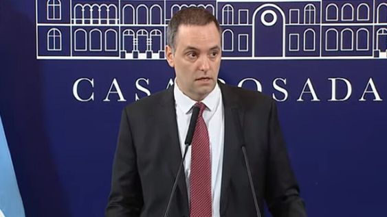 El vocero Manuel Adorni anunció que el Gobierno suspende la pauta oficial a medios durante un año (Captura de video)