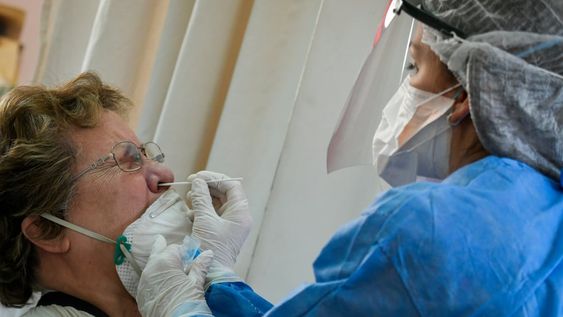 En Mendoza continúa el control en distintos centros, como este del hospital Carrillo en Las Heras. Foto: Orlando Pelichotti / Los Andes