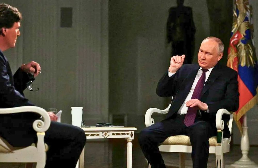 Vladimir Putin junto a Tucker Carlson durante la entrevista (captura de pantalla)