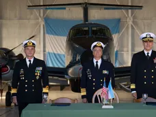 El contraalmirante Carlos Sardiello (de la Cuarta Flota de los Estados Unidos) y el Almirante Juan Carlos Romay (Jefe del Estado Mayor General de la Armada Argentina)&nbsp;