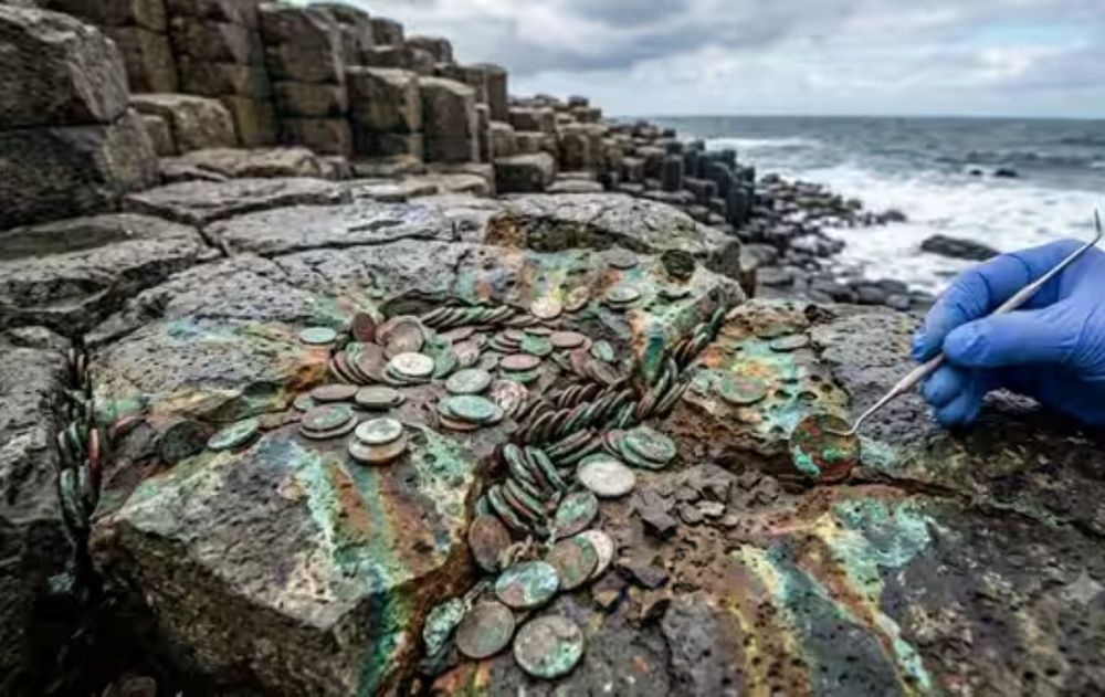 Las monedas se oxidaban y expandían y podían ejercer presión sobre toda la columna de roca que tenían encima, empujándola hacia arriba.