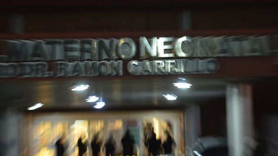 Marcha de las antorchas de las madres del dolor en el Hospital Neonatal por el caso de la muerte de varios bebés en ese nosocomio. Foto Javier Ferreyra / La Voz