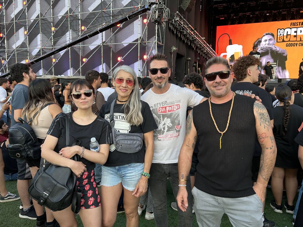 Cintia Fonseca, Adriana Lantres, Marcos Wamene y Cristian Roco compartieron risas y brindis en una noche marcada por el rock y la buena compañía.