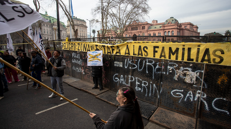 La CGT y las CTA marcharon al Ministerio de Economía y reclamaron un programa para refinanciar deudas.