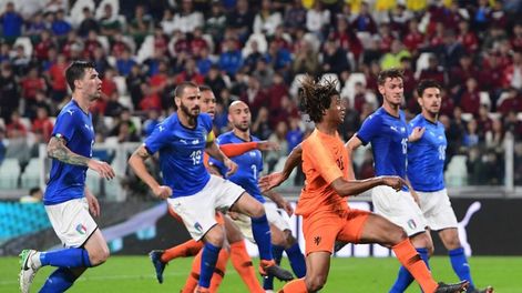 Holanda logró un empate agónico ante Italia en el duelo de dos potencias sin Mundial