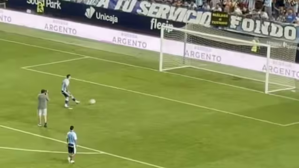 Málaga pateó un penal sin arquero tras el abandono del Fulham.