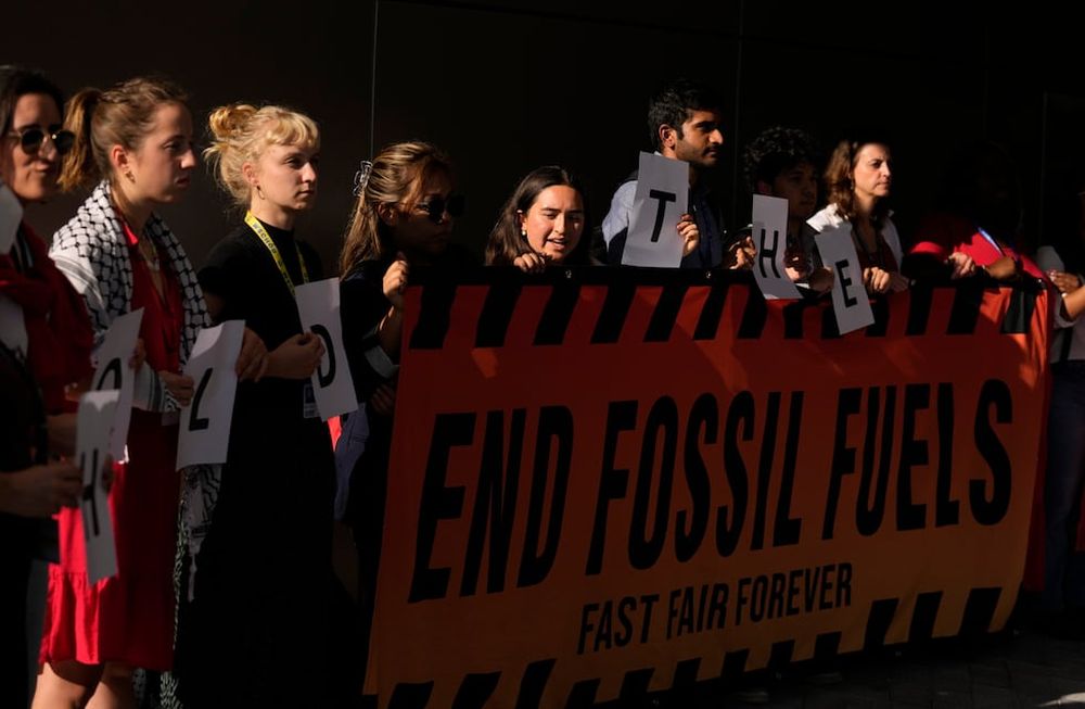 Activistas participan en una protesta para pedir el fin de los combustibles fósiles en la cumbre climática COP28 de Naciones Unidas, el domingo 10 de diciembre de 2023, en Dubái, Emiratos Árabes Unidos. (AP Foto/Rafiq Maqbool)