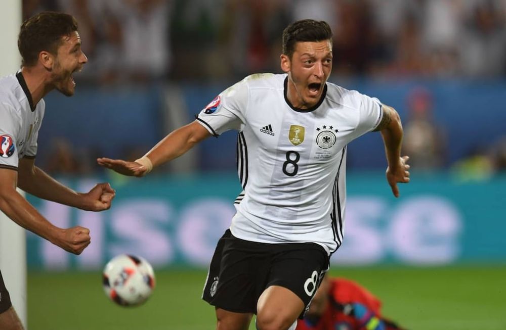 Özil brilló en el fútbol internacional y a los 34 años dijo basta. / archivo