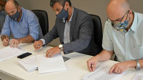 Los Andes | Apertura. El senador Quesada (UCR) abre los sobres que contenían las listas. Los senadores Alín (socialista, a la izquierda) y Barcudi (PJ, a la derecha) empiezan la lectura. Foto: Orlando Pelichotti / Los Andes.