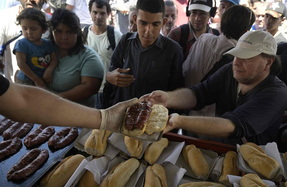 Regalaron choripanes en el Obelisco para pedir que vuelvan a venderlos en las canchas