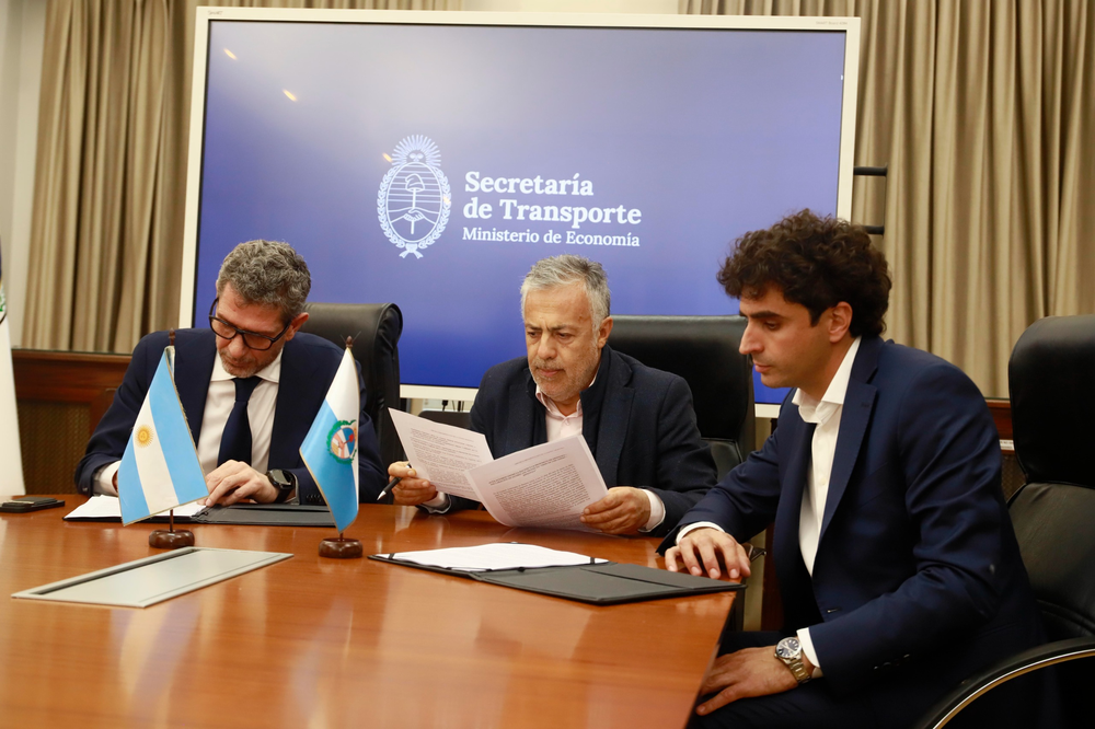 El Gobernador, Alfredo Cornejo, y el secretario de Transporte de la Nación, Luis Pierrini, firmaron un convenio para avanzar en la implementación del Tren de Cercanías del Este. También estuvo presente el ministro de Gobierno, Infraestructura y Desarrollo Territorial de Mendoza, Natalio Mema.