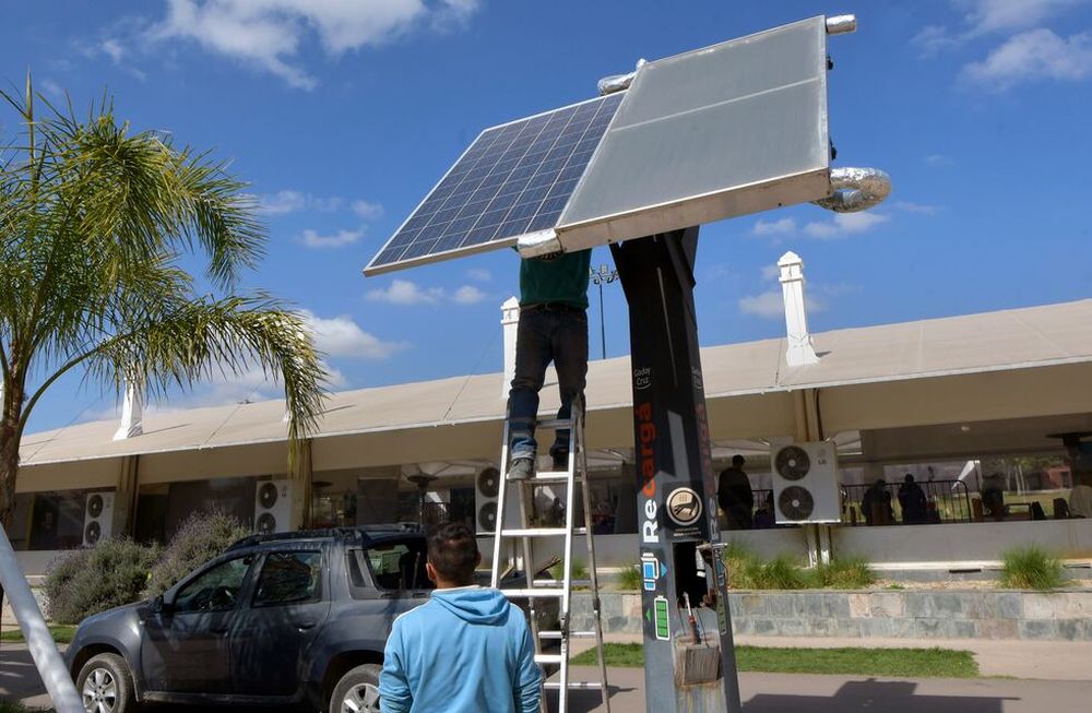 La instalación de paneles solares en los espacios verdes de Godoy Cruz es una de las medidas surgidas del Plan Local de Acción Climática (PLAC), desarrollado por Godoy Cruz desde que pertenece a la Red Argentina de Municipios frente al Cambio Climático.Instalan Paneles solares en el Parque Benegas de Godoy CruzFoto: Orlando Pelichotti / Los Andes