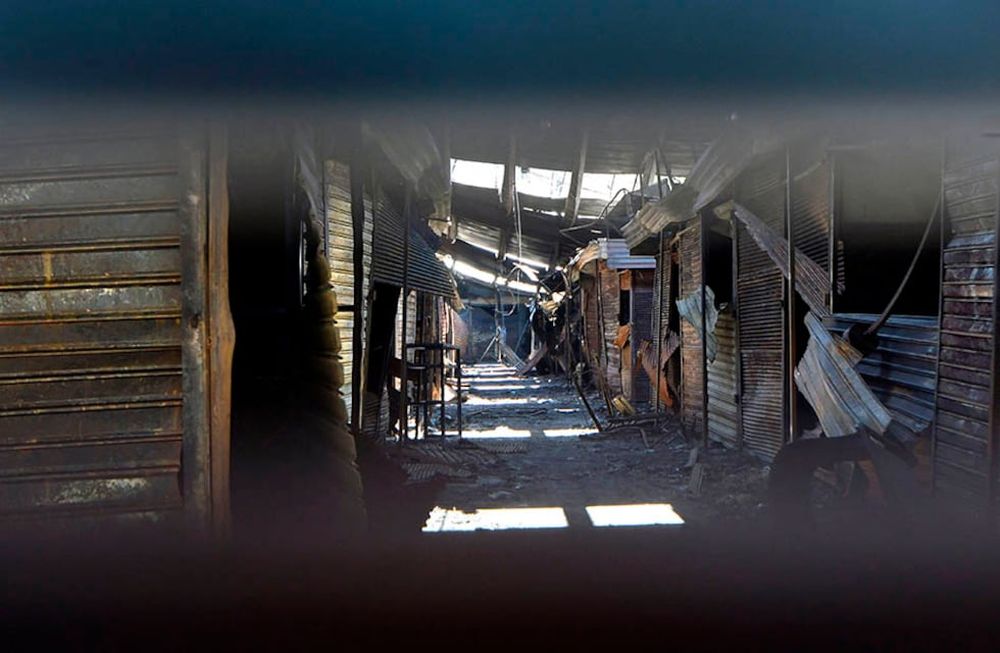 El persa de calle General Paz quedó en ruinas tras la acción de las llamas. | Foto: Orlando Pelichotti / Los Andes