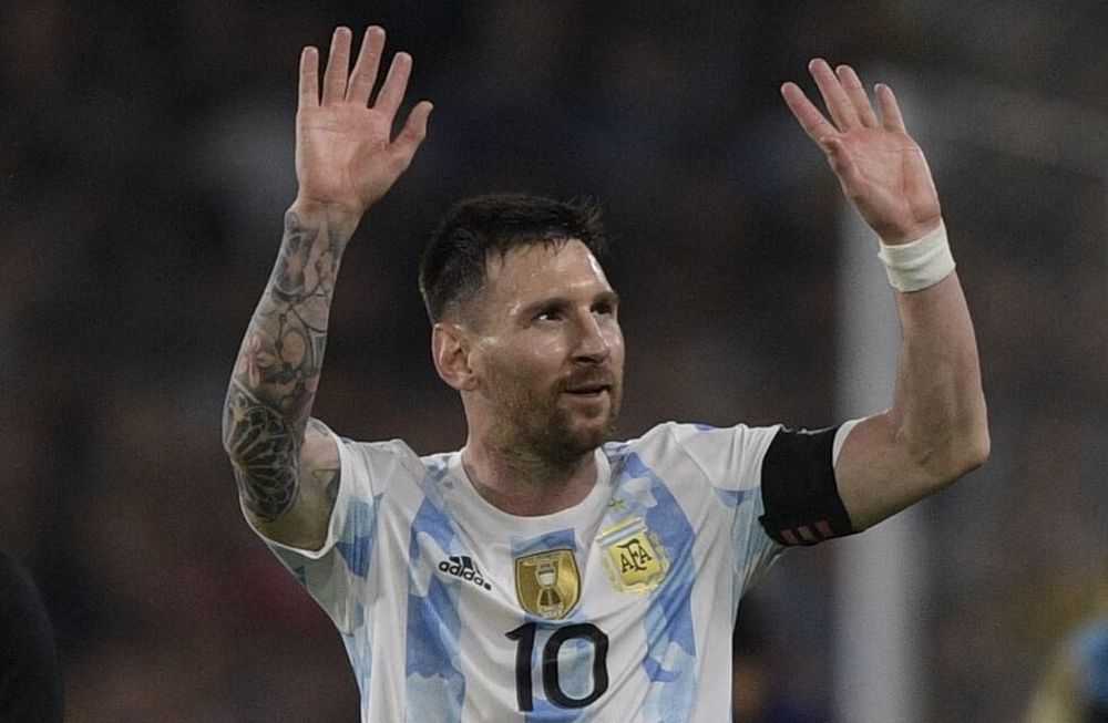 Lionel Messi y su conexión con el público argentino en La Bombonera, tras el 3-0 frente a Venezuela. Tal vez, su último partido con la Selección, en el país.