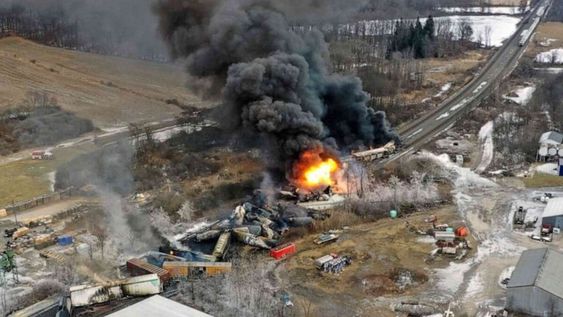 A dos semanas del accidente químico más grande de la historia estadounidense, el gobierno de Joe Biden se niega a enviar ayuda federal al gobernador de Ohio y culpa a los republicanos por el desastre.