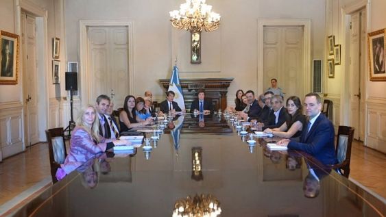 La primera reunión de gabinete del gobierno de Javier Milei.