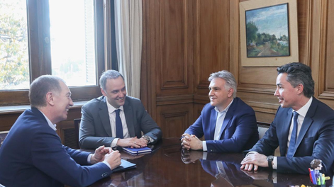 El jefe de Gabinete, Manuel Adorni; el ministro del Interior, Diego Santilli; el sanjuanino Marcelo Orrego y el cordobés Martín Llaryora.