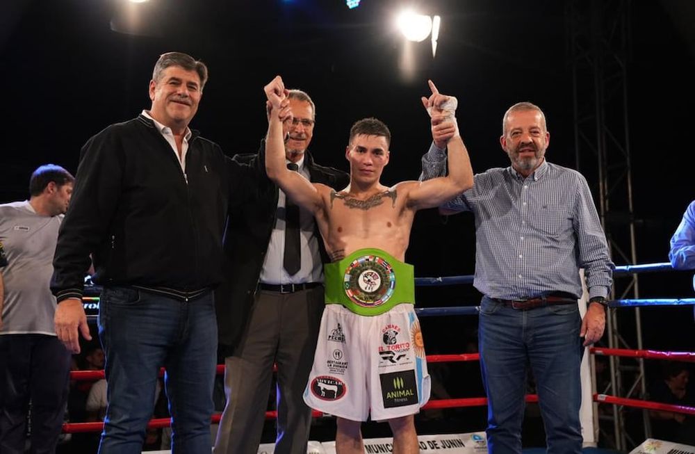 Maxi Segura se consagró campeón Feconsur CMB y recibió el cinturón de manos de Mario Abed, vicegobernador de  y Héctor Ruiz, intendente de Junín.