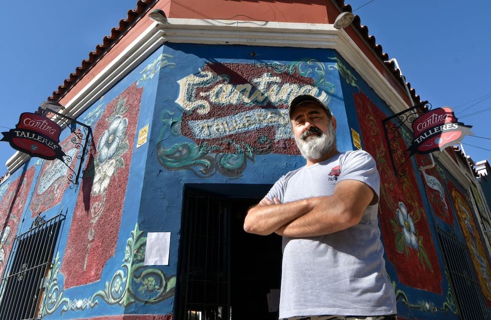 El hoy ex concesionario de la Cantina de Andes Talleres, Horacio Clerici, entre la nostalgia y la tristeza por el cierre. Desde el club aumentaron 120% el alquiler mensual del espacio. Foto: Orlando Pelichotti/ Los Andes