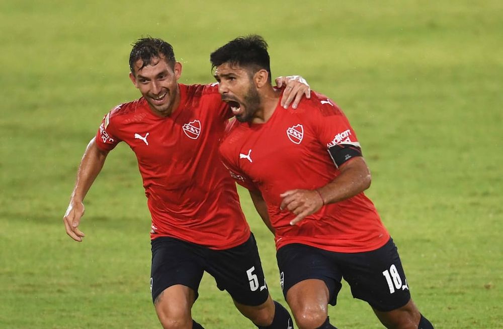 Telam, Buenos Aires, 15 de marzo de 2021: Silvio Romero (18), covierte el segundo gol para Independiente que enfrenta Sarmiento, de Junín, en el cierre de la quinta fecha de la Copa de la Liga Profesional, por la Zona 2, con el arbitraje de Mauro Vigliano.Foto: Fernando Gens/cl/Telam