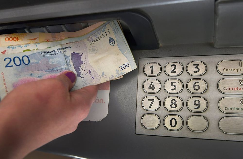 Este fin de semana largo se haran dos recargas de dinero en los cajeros automáticos, para que el público tenga acceso a efectivo. / Foto: Archivo Los Andes