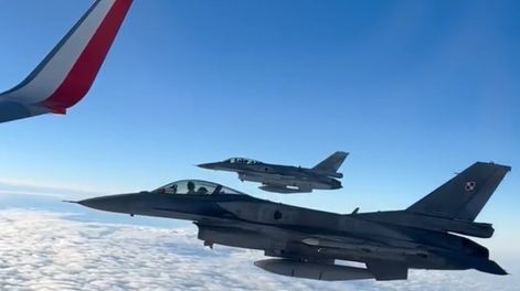 Dos cazas F16 escoltaron al avión que trasladó a los futbolistas de Polonia. Twitter.