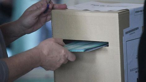 Los Andes | Elecciones PASO en 7 departamentos de la provincia de Mendoza.En la escuela Celina Álvarez del departamento de Maipú, los ciudadanos ingresan a votar sin problemas, estrenando el sistema de boleta única de papel para elegir a sus candidatosFoto:José Gu