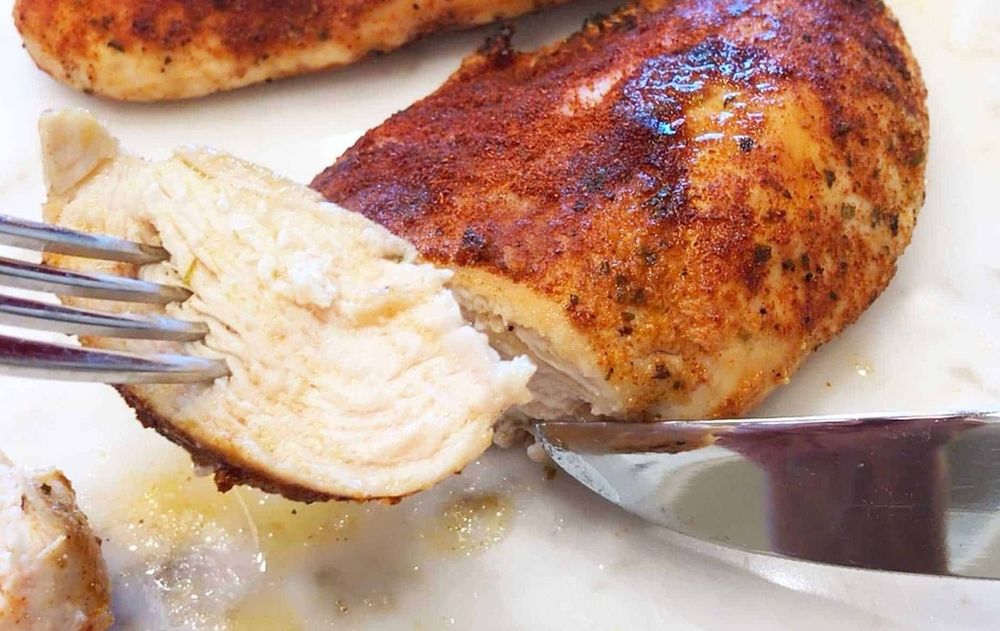 La pechuga contiene relativamente poca grasa en comparación con otros cortes del pollo.