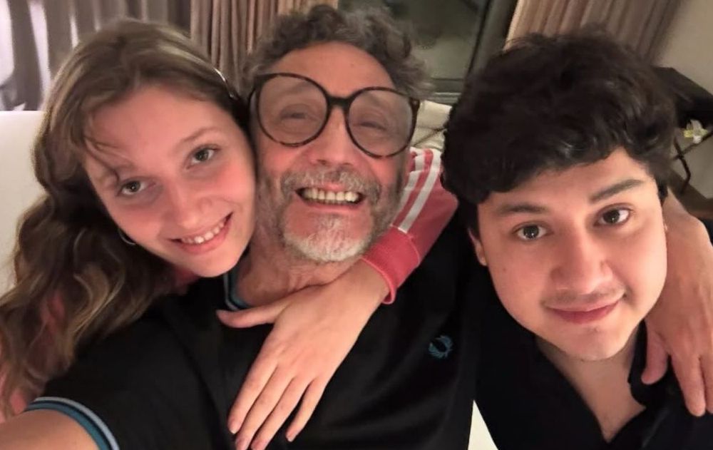 Fito Páez con Cecilia Roth, Romina Ricci y sus hijos en el cumpleaños de Margarita (2).jpg
