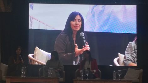 Marita Ahumada disertando sobre los mitos en la industria de la minería.