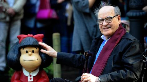 Los Andes | Joaquín Salvador Lavado, conocido Quino, posa junto a una escultura de Mafalda en el Parque San Francisco de Oviedo (España), en 2014 / AFP
