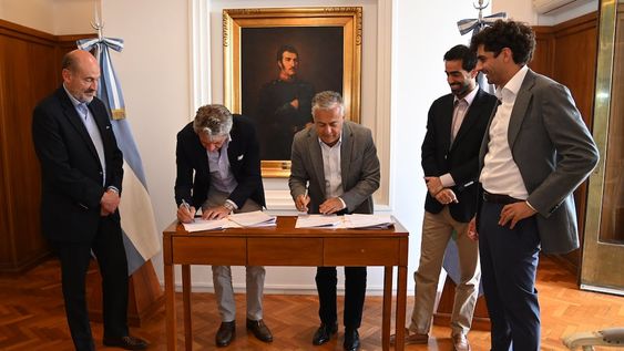 El gobernador Alfredo Cornejo y el Coordinador del Ministerio de Economía, Juan Pazo, firmaron acuerdo por obras hídricas. Foto: Prensa Mendoza