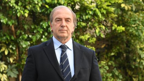 El oftalmólogo Roberto Zaldívar recibió un nuevo reconocimiento. Foto: Orlando Pelichotti / Los Andes