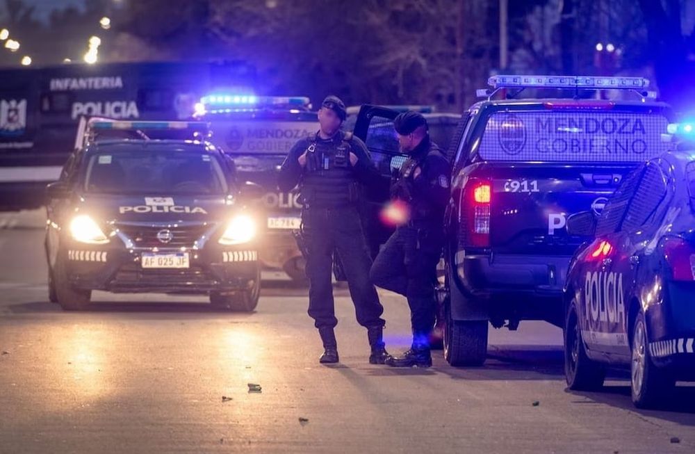 Un policía abatió a un presunto motochorro que lo abordó cuando estaba estacionado en Guaymallén con su novia. Imagen ilustrativa