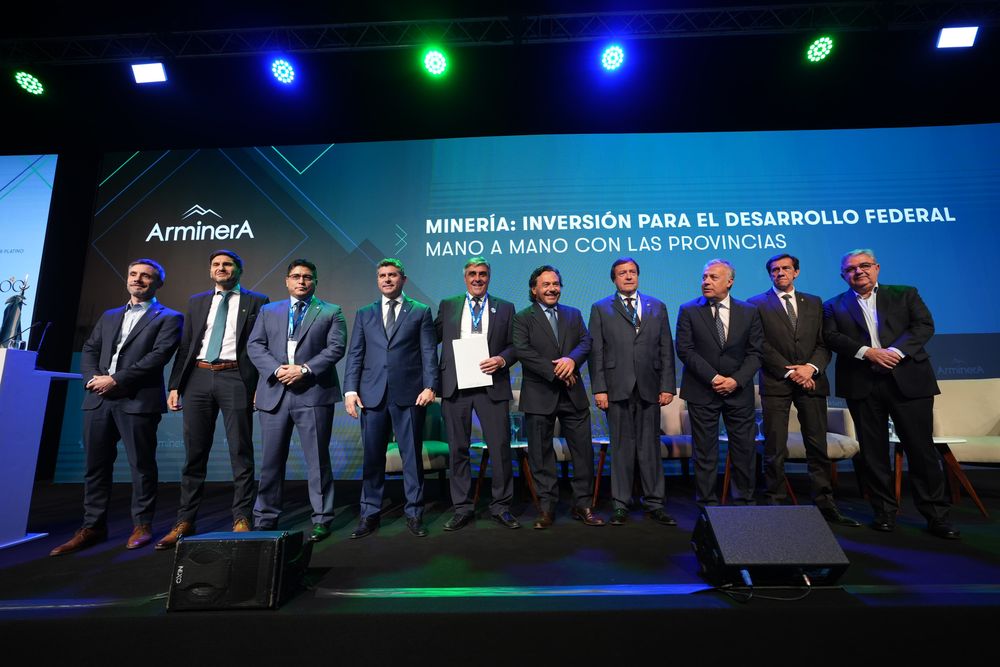 El Gobernador Alfredo Cornejo participó del panel “Mano a mano con las provincias” en ArMinera 2025 junto a los gobernadores Alberto Weretilneck (Río Negro); Carlos Sadir (Jujuy); Claudio Vidal (Santa Cruz); Gustavo Saénz (Salta); Marcelo Orrego (San Juan); Maximiliano Pullaro (Santa Fe), y Raúl Jalil (Catamarca).