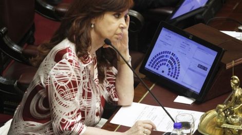 Cristina Fernández prefiere descargar todas las culpas de la actual crisis sobre Mauricio Macri, quien, si bien cometió errores en el manejo del déficit público, no es el único responsable de los problemas estructurales del país. / Gentileza
