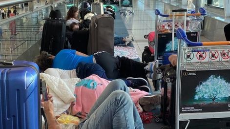 Pasajeros de Viva Air varados en Ezeiza - Foto Clarín