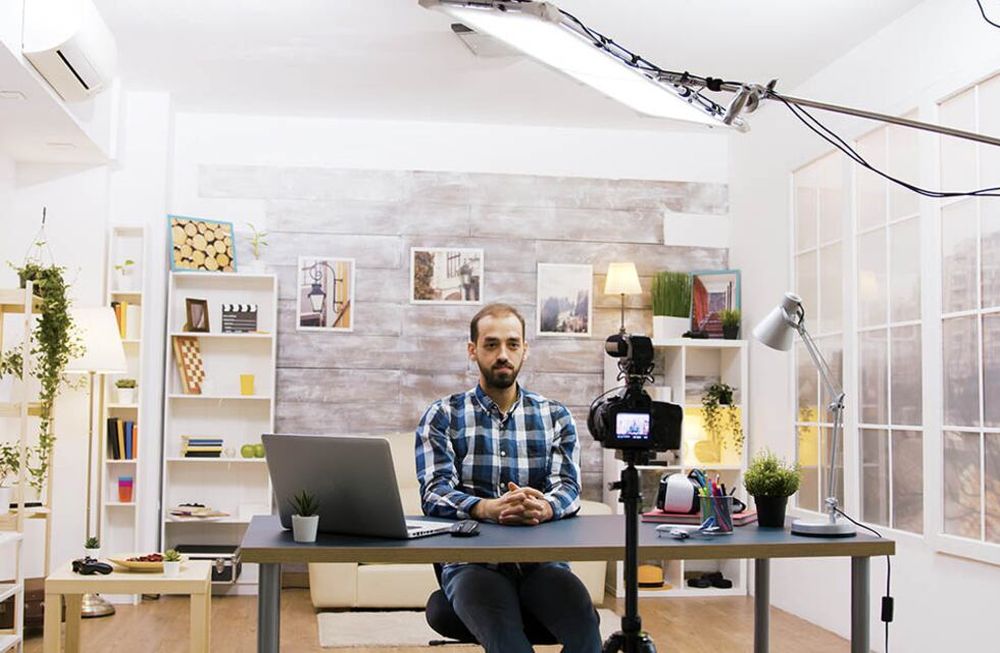 Desde formas de ahorrar e invertir hasta productividad personal, especialistas generan contenido y comparten consejos en redes sociales. Qué consultas se repiten y cómo es la tendencia