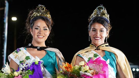 “Relatos de mi tierra”, fue la antesala de la elección y coronación de la reina departamental 2023. Daiana Suans, (izquierda), de El Chilcal, fue coronada virreina. Y reina, Morena González Reggio (19) , que representó al distrito Tres de Mayo.
