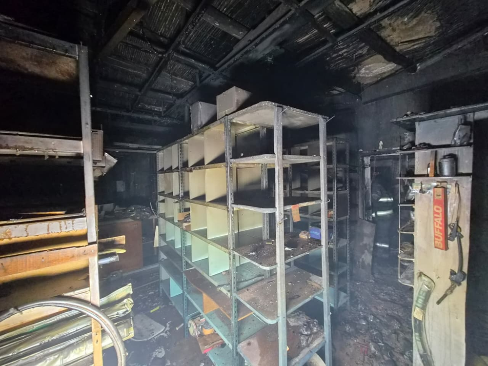 Bomberos controlaron un incendio en un depósito de repuestos en Guaymallén