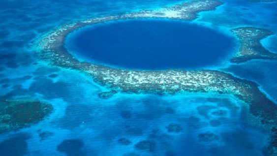 Hay varios similares en el planeta. En la foto, el Gran Agujero Azul del mar Caribe, en la costa de Belice. Angelo Cavalli / www.globallookpress.com