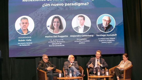 La economista Marina Dal Poggetto, el analista político Alejandro Catterberg y el filósofo Santiago Kovadloff fueron los expositores durante el evento por los 141 Años de Los Andes y Rubén Valle, secretario de redacción, fue el moderador de la exposición. Foto: Los Andes