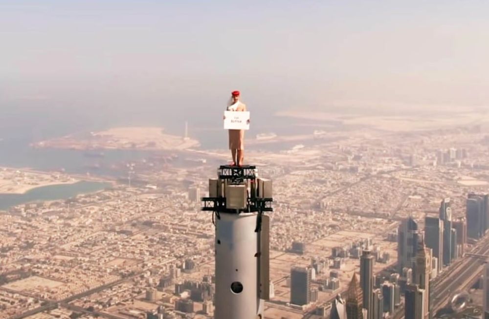 Emirates lanzó una impresionante publicidad en la que subió a una azafata a la punta del edificio más alto del mundo.