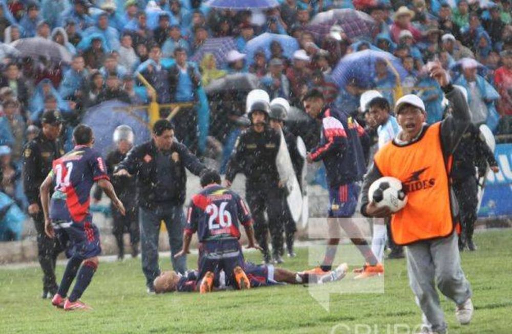 Un futbolista se salvó luego de que le cayera un rayo en pleno partido
