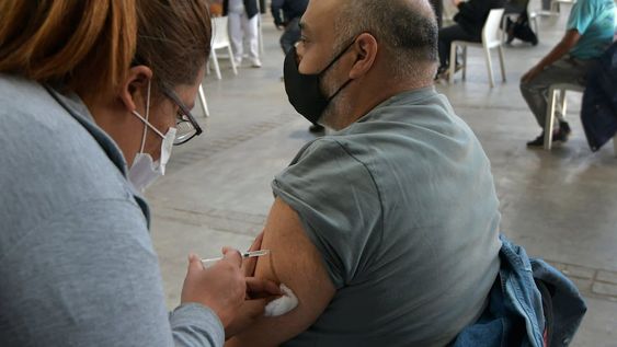 Hace algunos días, las personas obesas y trabajadores de la salud de mas de 30 años recibieron la vacuna rusa en la Nave Cultural del Parque Central. Foto: Orlando Pelichotti / Los Andes