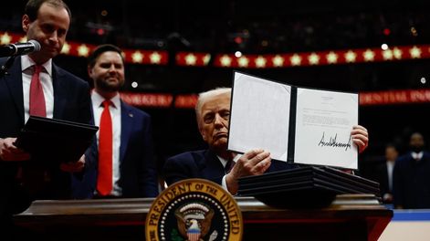 Los Andes | El presidente estadounidense Donald Trump sostiene una orden ejecutiva después de firmarla durante un evento de inauguración bajo techo en el Capital One Arena en Washington, DC, EE. UU., el 20 de enero de 2025. Foto:  EFE/EPA/ANNA MONEYMAKER / POOL