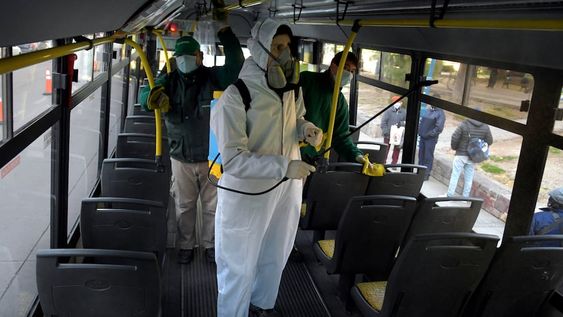 Personal sanitario realiza la desinfección de una de las unidades del sistema de transporte colectivo de pasajeros. Ayer, en la provincia se registaron 245 casos de Covid-19. Foto: Orlando Pelichotti.